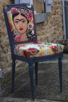 Dernière création Frida Kahlo, Kandinsky, pièce unique, peinte et refaite entièrement en garniture traditionnelle - Création originale Un confident dans le Salon